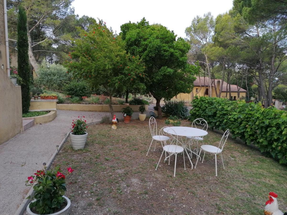 Gîte dans villa provençale sous les pins Uchaux Extérieur photo